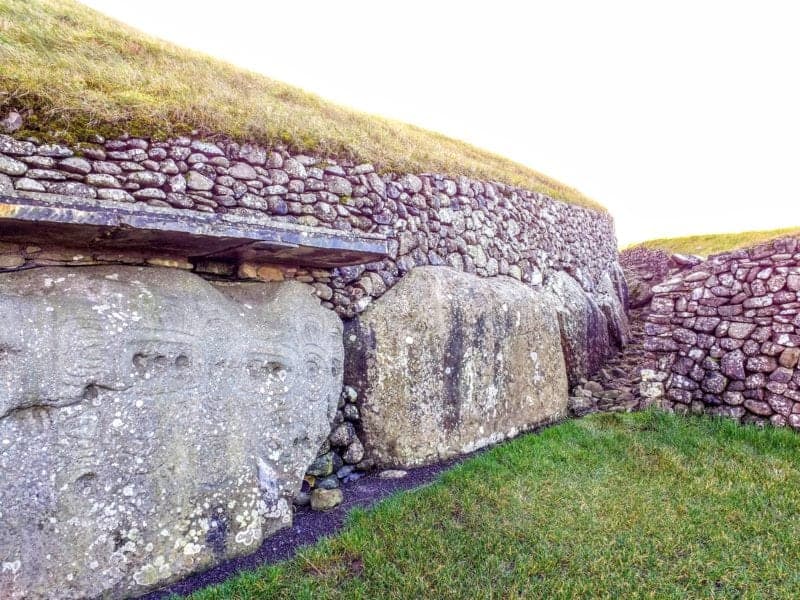 exterior of the walls of the Newgrange tomb