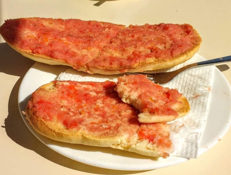 traditional Andalusian breakfast tostada con tomate