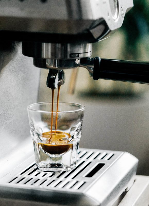 an Italian coffee machine pouring an expresso what to eat in Rome and when to drink coffee