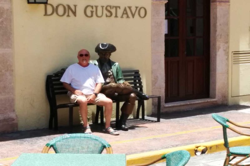 the famous pirate statue made of bronze on the bench in front of the Don Gustavo restaurant in Campeche