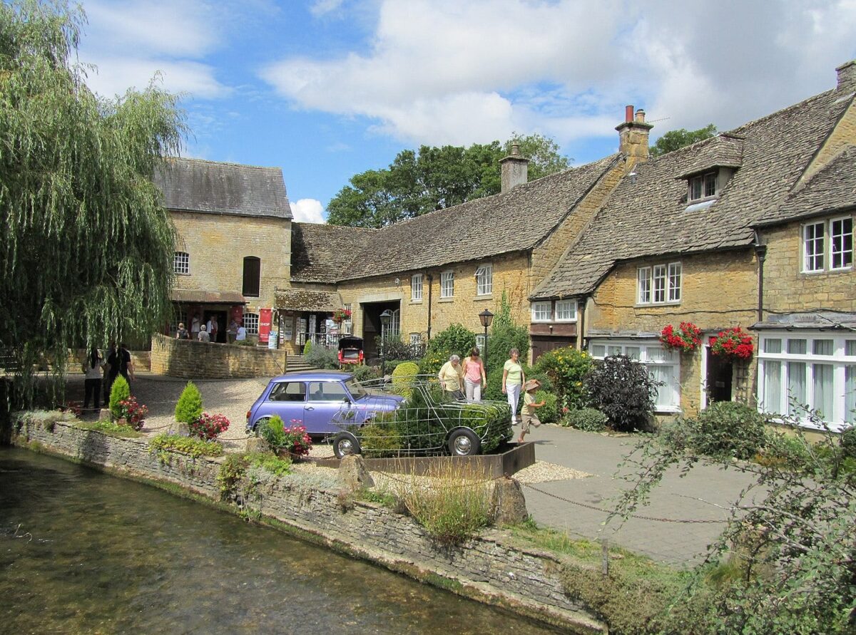 17 of the Prettiest Cotswolds Villages