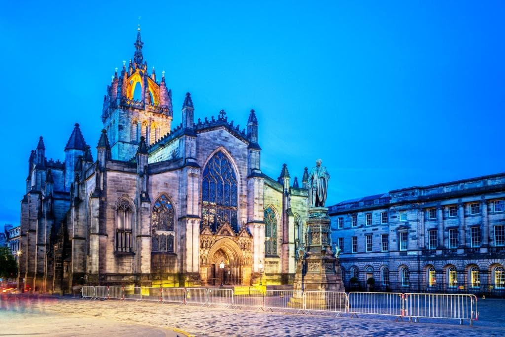 night view of St Giles Cathedral in edinburgh