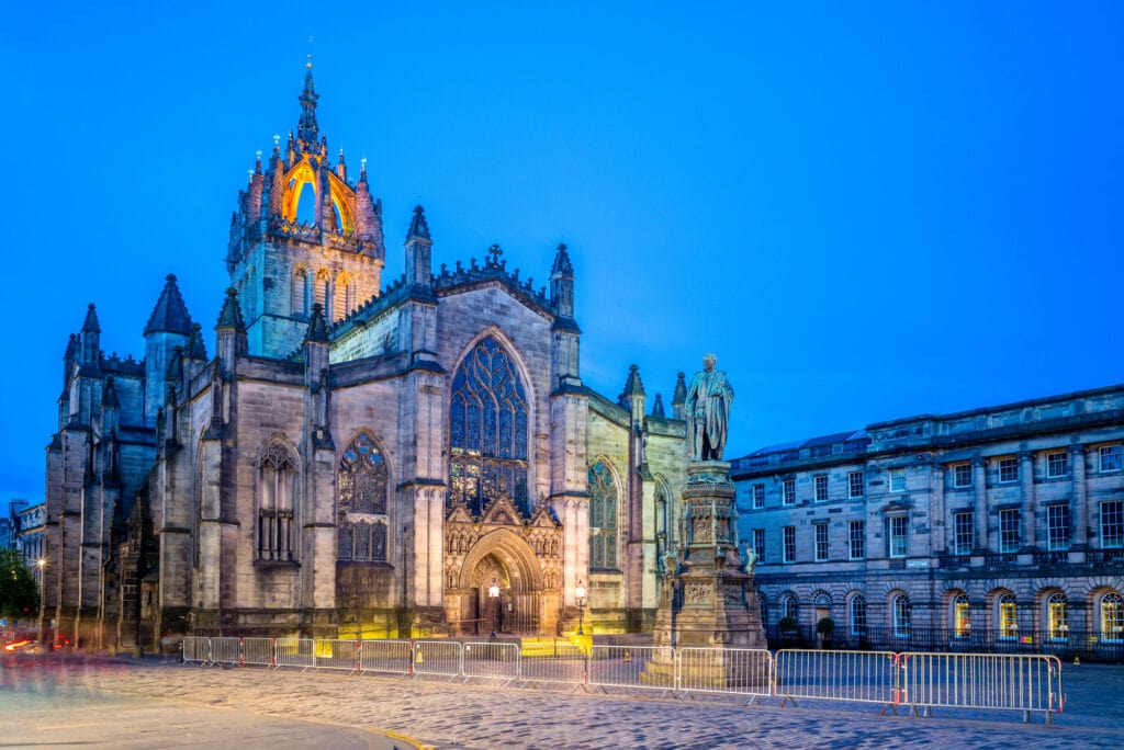night view of St Giles Cathedral in edinburgh