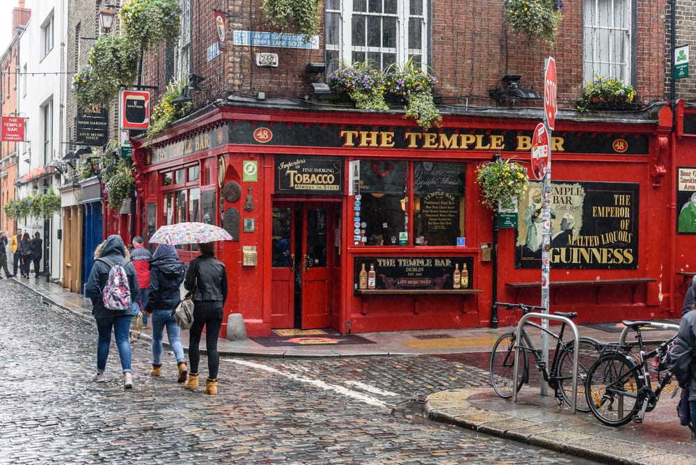 rain in Temple Bar Ireland what to pack for Ireland
