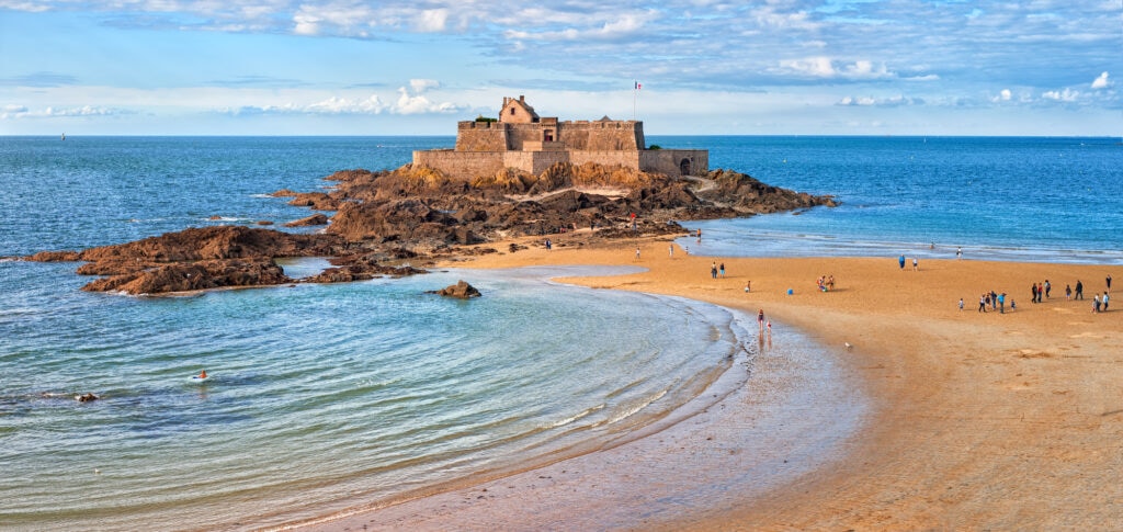 A tlantic beach beneath the medieval National Fort on Petite Be island on English Channel, Saint Malo, Brittany, France