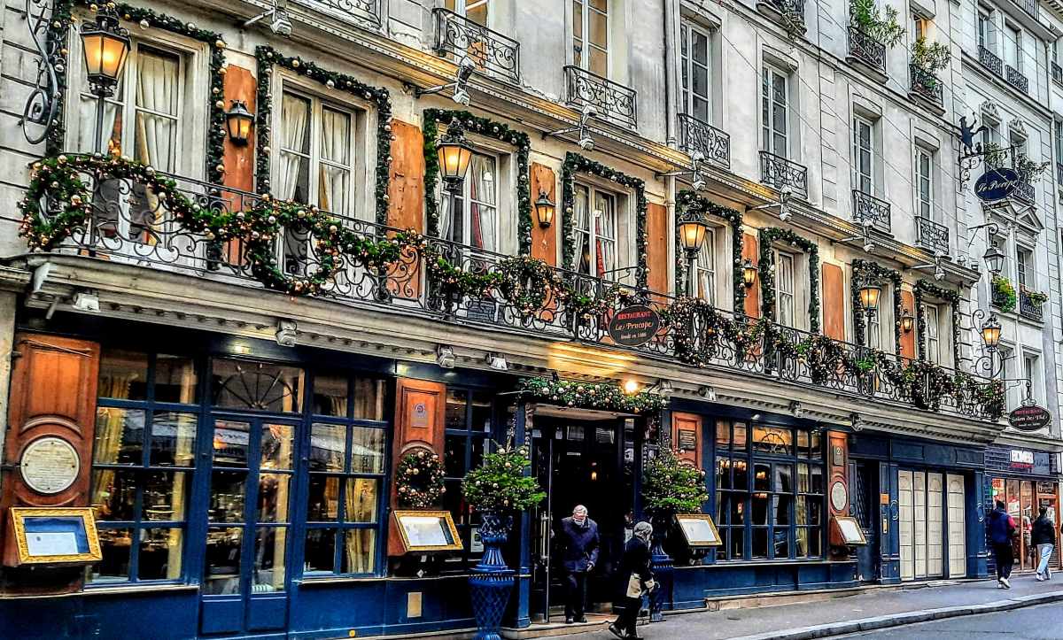 Oldest coffee shop in Paris