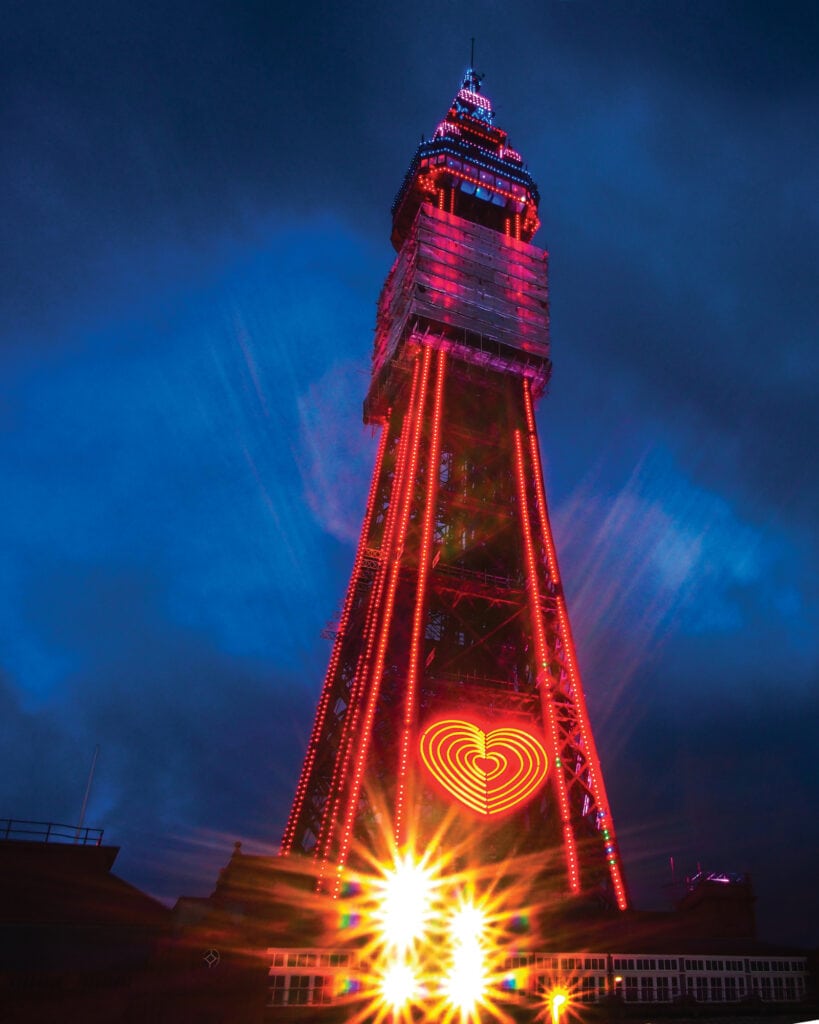 Blackpool Tower VS Eiffel Tower Hummingbird - Contrado Digital