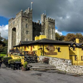 Bunratty-castle-and-durty-nellies
