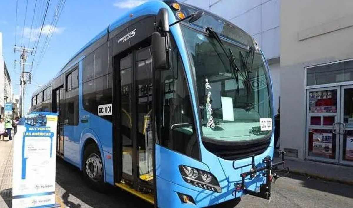 A blue bus in Merida
