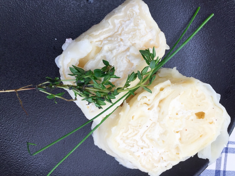 The dish consists of dough made from wheat or buckwheat flour, egg, and olive oil. The dough is rolled out, the filling is placed on it, and the dough is rolled into a dumpling. Štruklji is very versatile and can be steamed, baked, fried, or boiled. They can either be served as is or with a sauce.