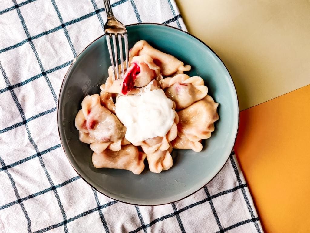 Small pieces of dough are wrapped around the filling, which can be either sweet or savoury. Ukrainians eat their varenyky with berries, apples, and pears, as well as potatoes and caramelized onions, meat, sour cabbage, cottage cheese, and mushrooms