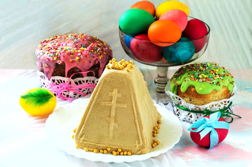 Caramel cottage cheese dessert (Paskha) and Easter cakes