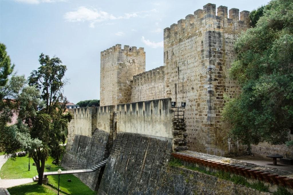 São Jorge Castle, the Royal Palace located about a 10-minute walk away from the Miradouro viewpoints. Its ancient walls are covered in history and offer some of the most stunning views of the city thanks to being located on one of Lisbon’s highest hills.