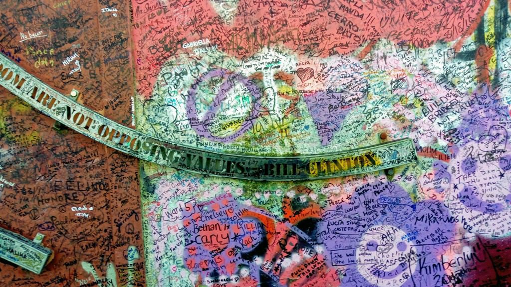 peace wall belfast bill clinton