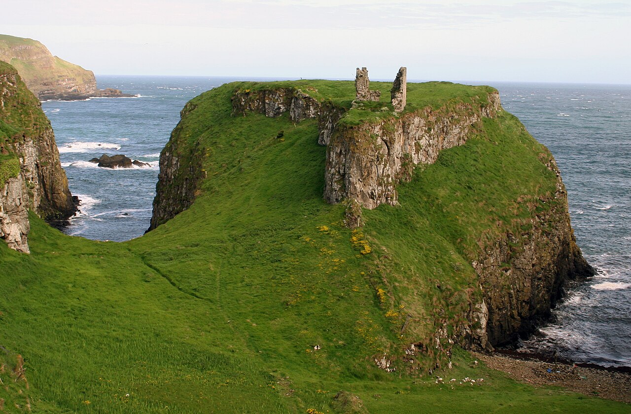 the ruins of the gatelodge remain. A small residential tower survived until 1978 when it eventually surrendered to the sea below