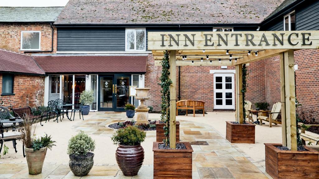 courtyard of the Wellington Inn near Reading